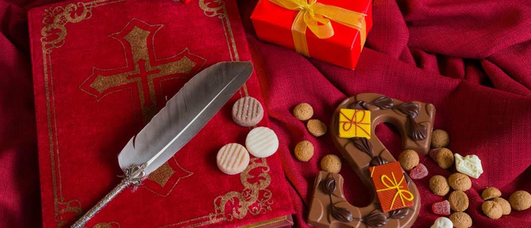 Het boek van Sinterklaas met cadeautjes en snoepgoed