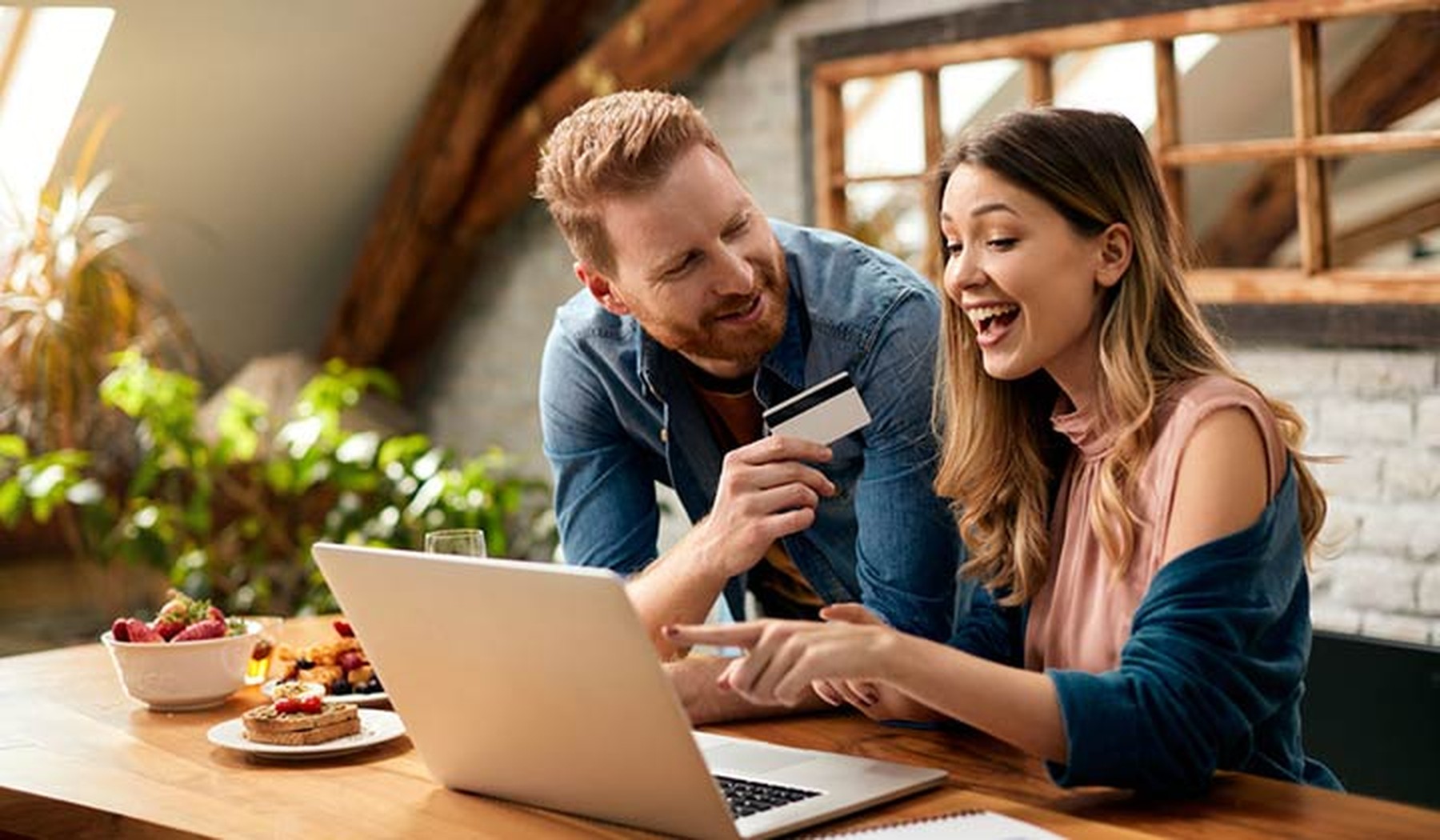 man en vrouw aan het online winkelen met credit card
