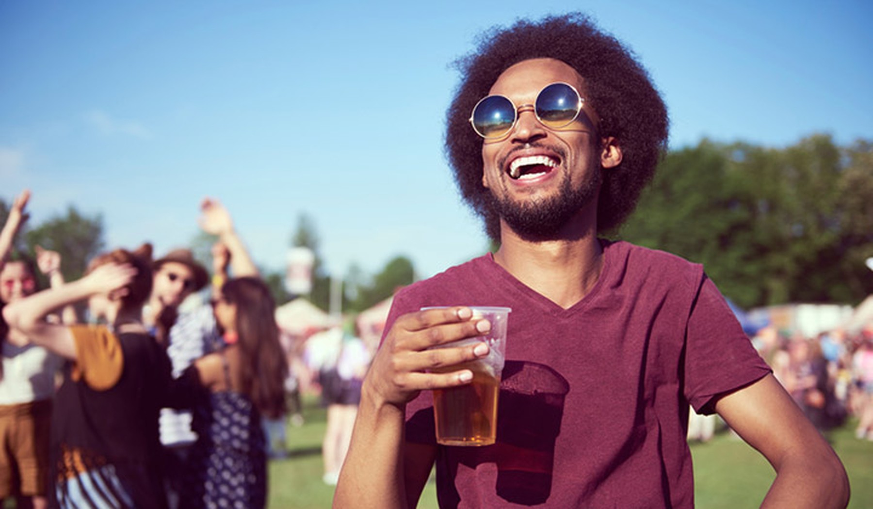 Festival man bier dansen zonnebril