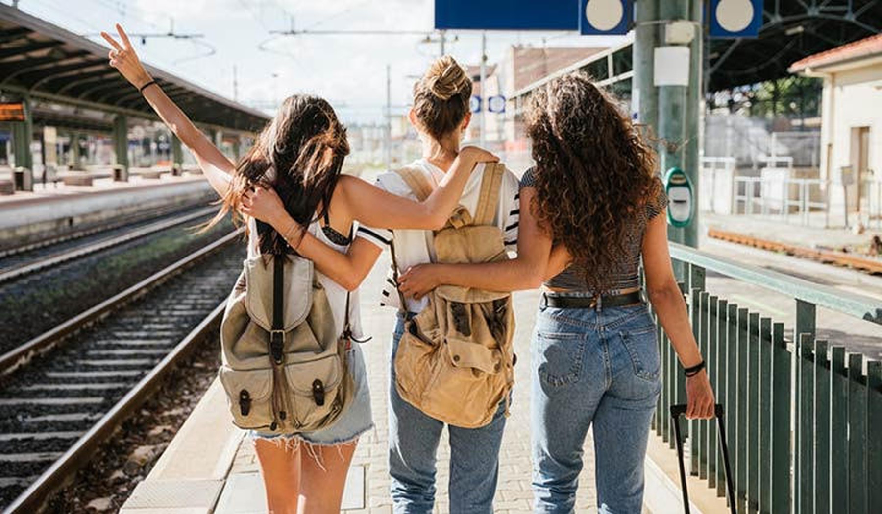 Drie vriendinnen op een treinstation