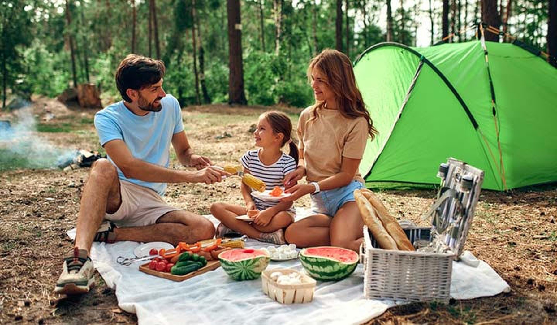 Een gezin aan het kamperen