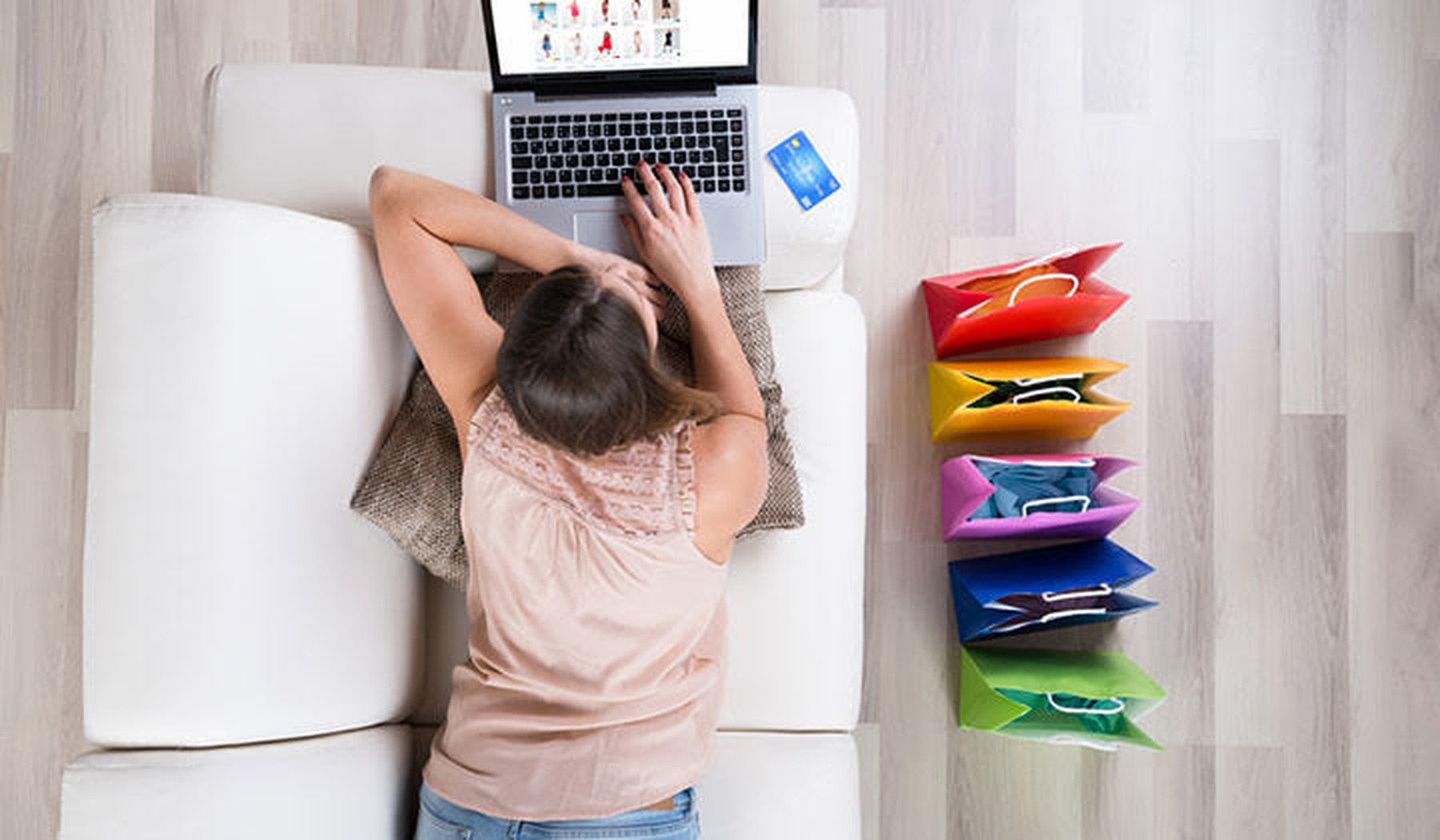 vrouw online shoppen laptop
