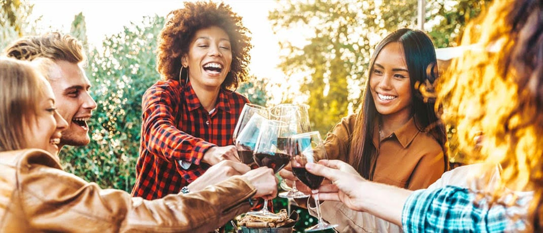 Groep vrienden proosten met wijn