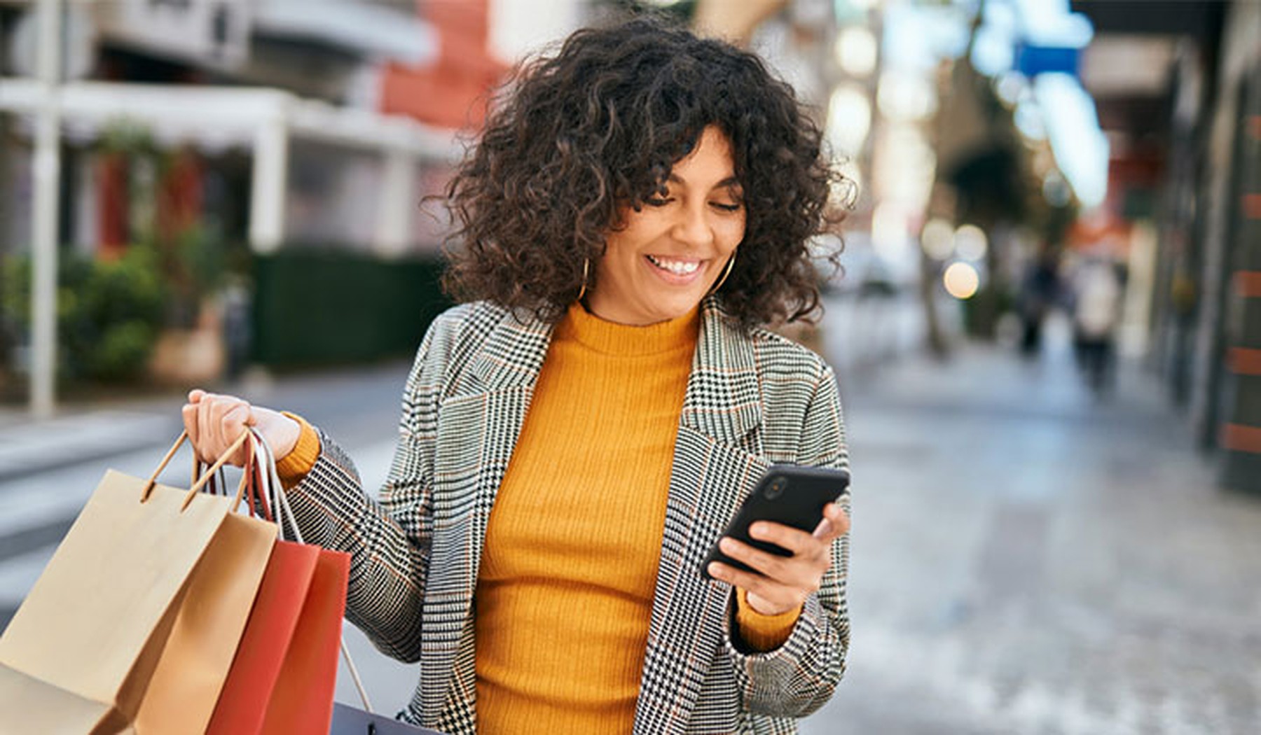 Vrouw is aan het shoppen en kijkt op smartphone