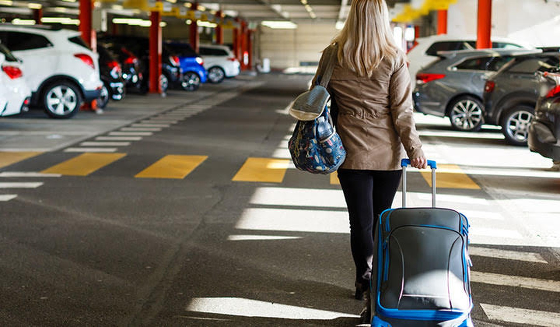 tas vrouw koffer reizen airport garage
