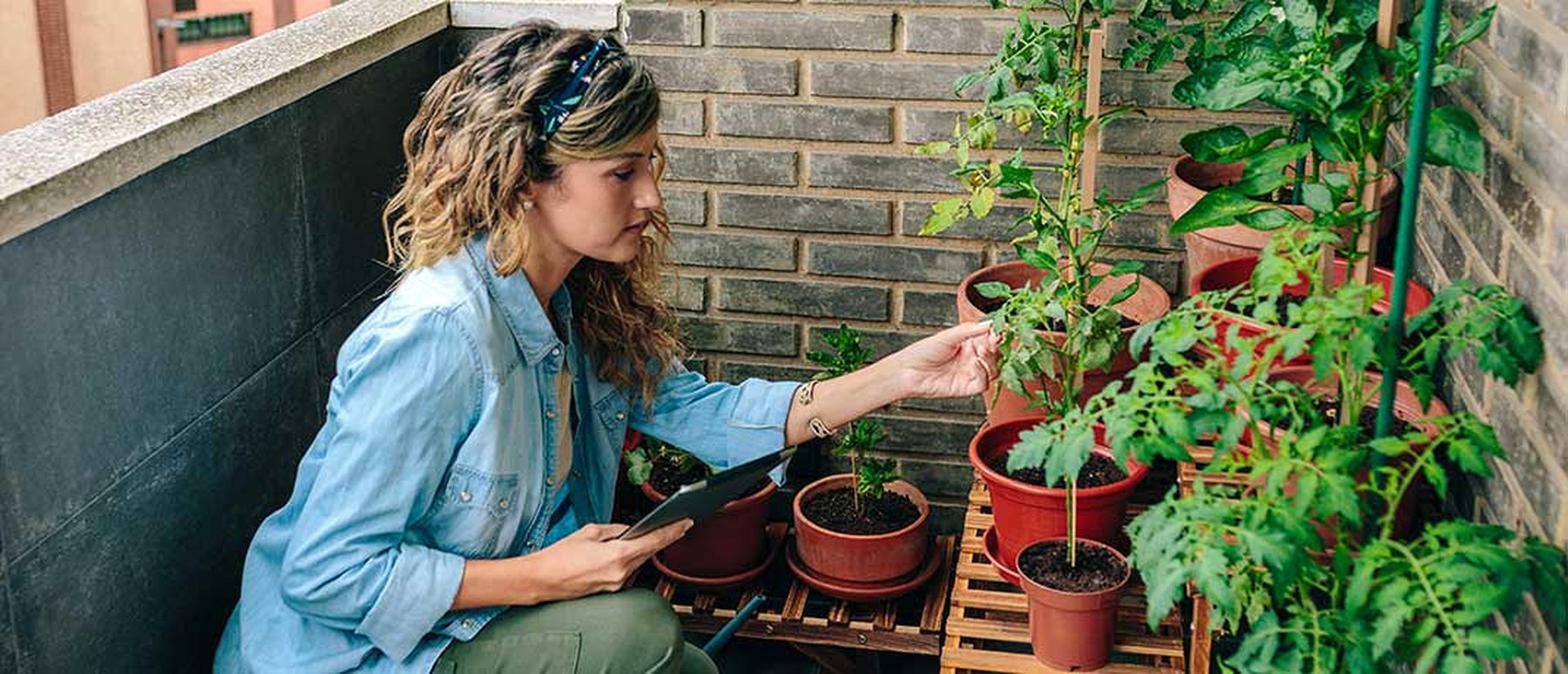 Vrouw op balkon met planten