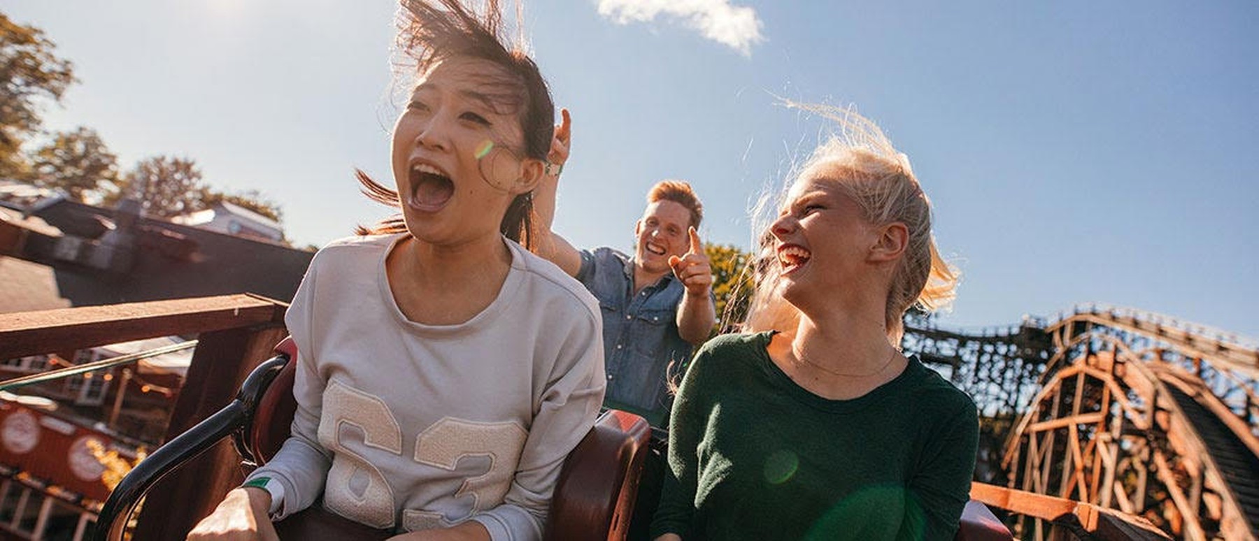 Twee vrouwen kijken blij in een achtbaan