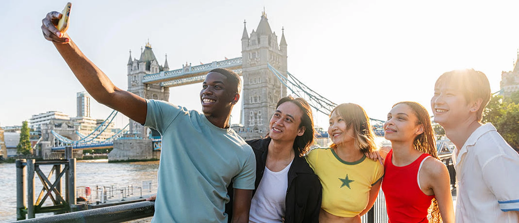 Vriendengroep maakt selfie in Londen