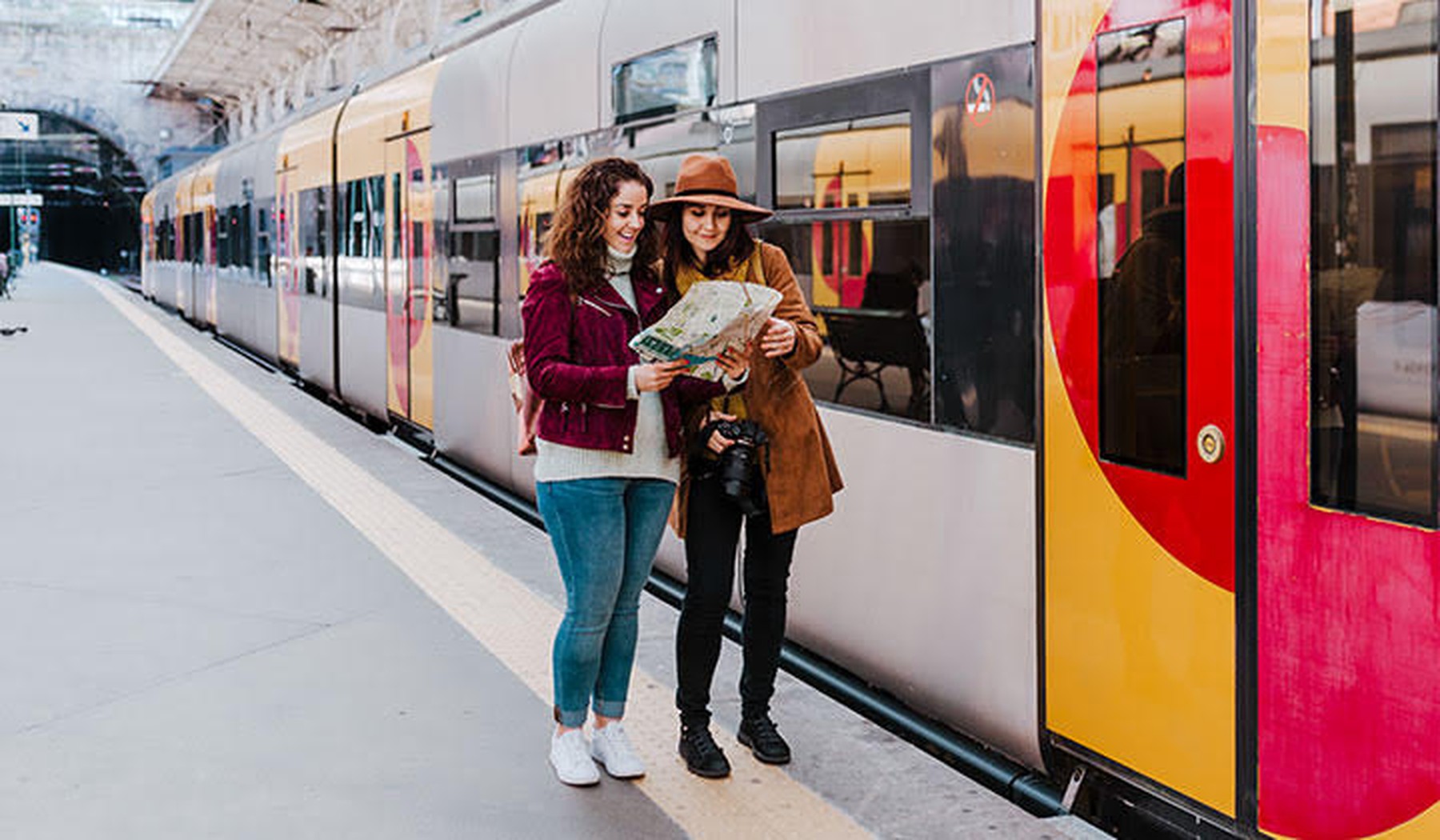 Twee vriendinnen staan bij de Eurostar trein