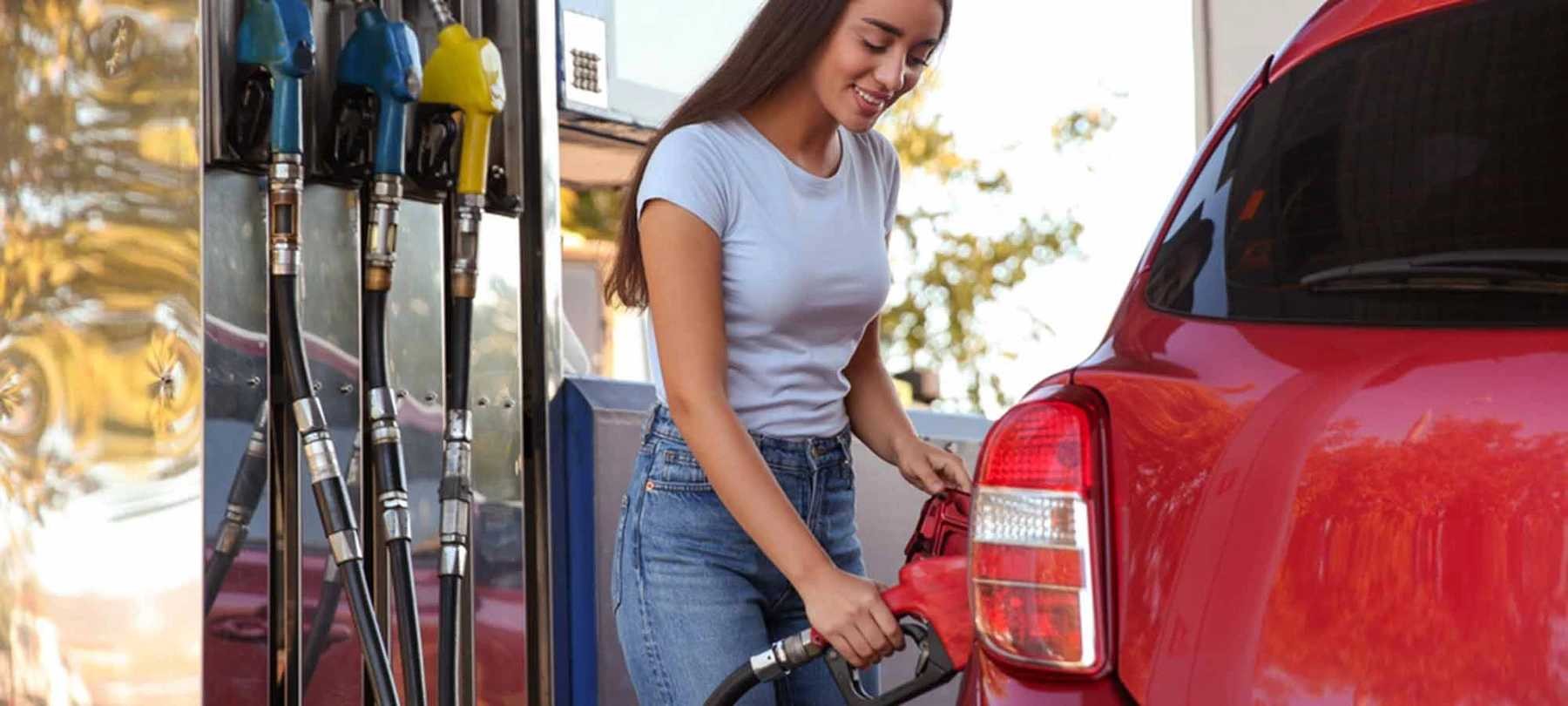 Hoe kan je op brandstof besparen? Onze redactie onderzocht zes manieren