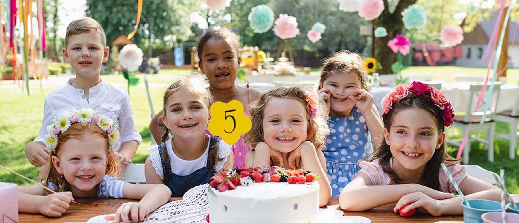 Vrolijke kinderen met taart op kinderfeestje