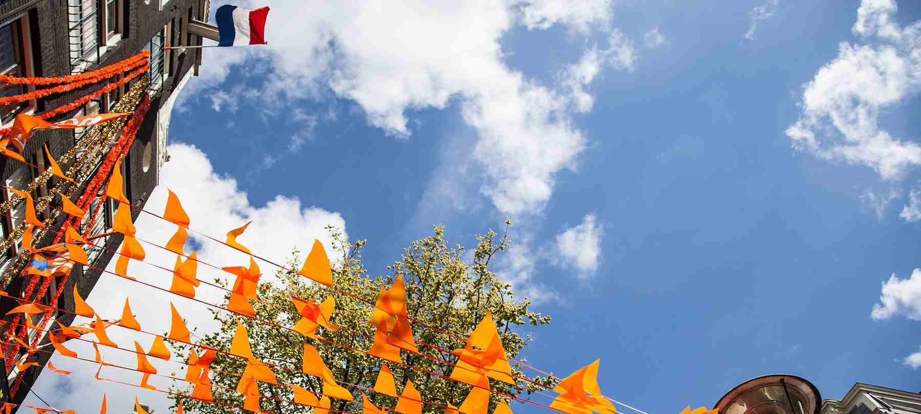Straat met oranje vlaggetjes tijdens Koningsdag