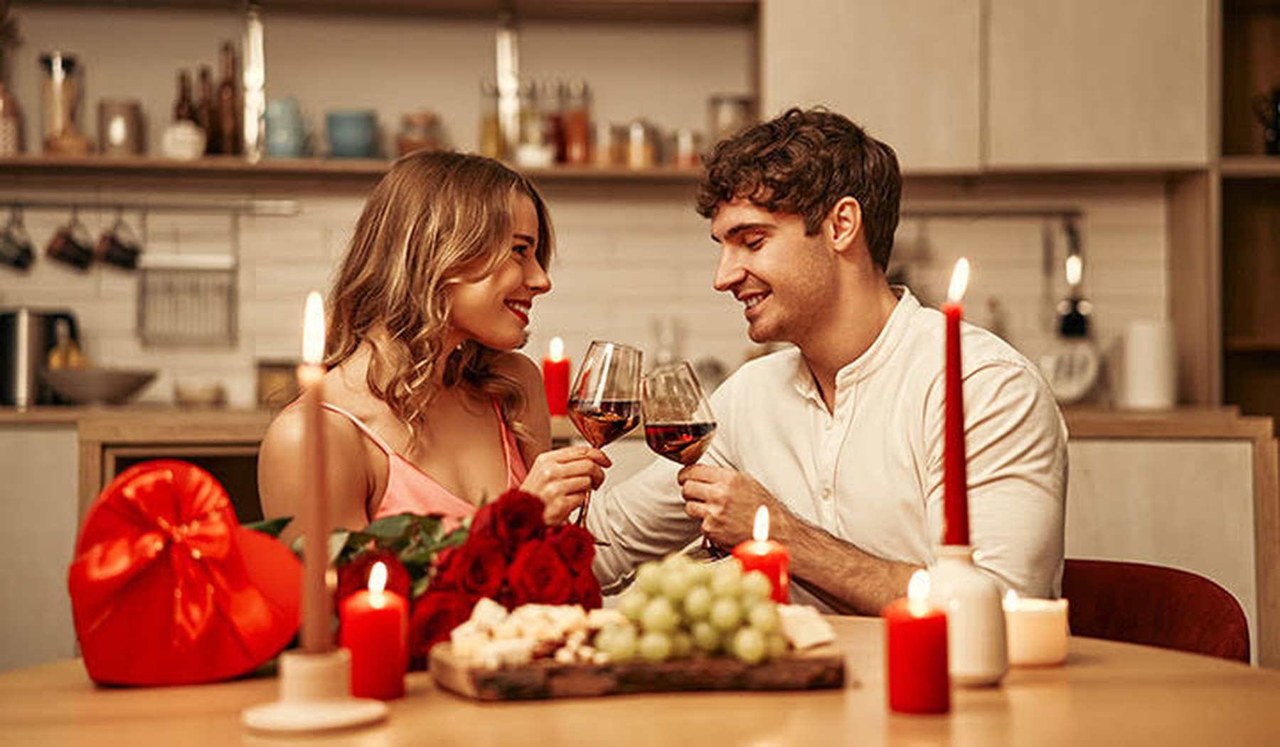 Koppel aan tafel met romantisch diner