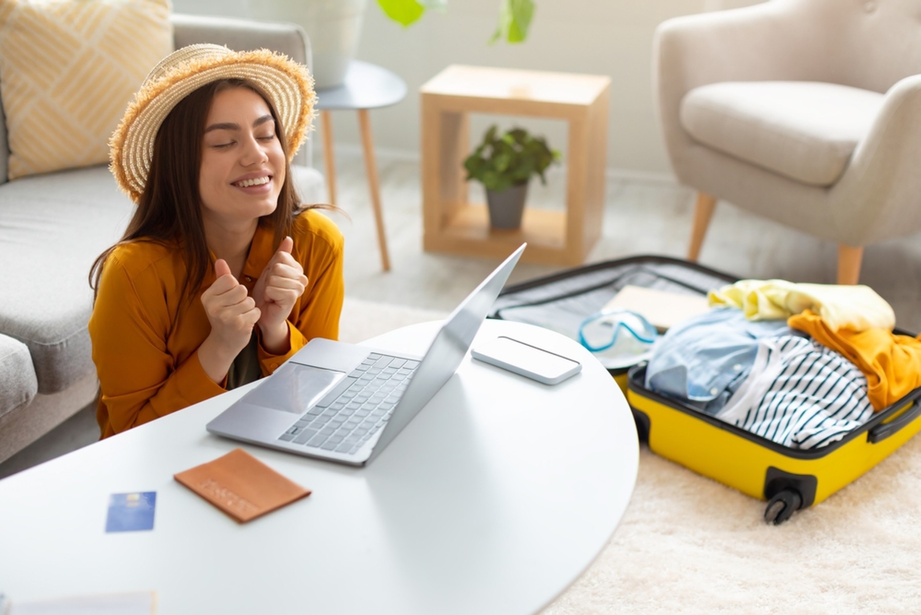 Vrouw boekt vakantie op laptop