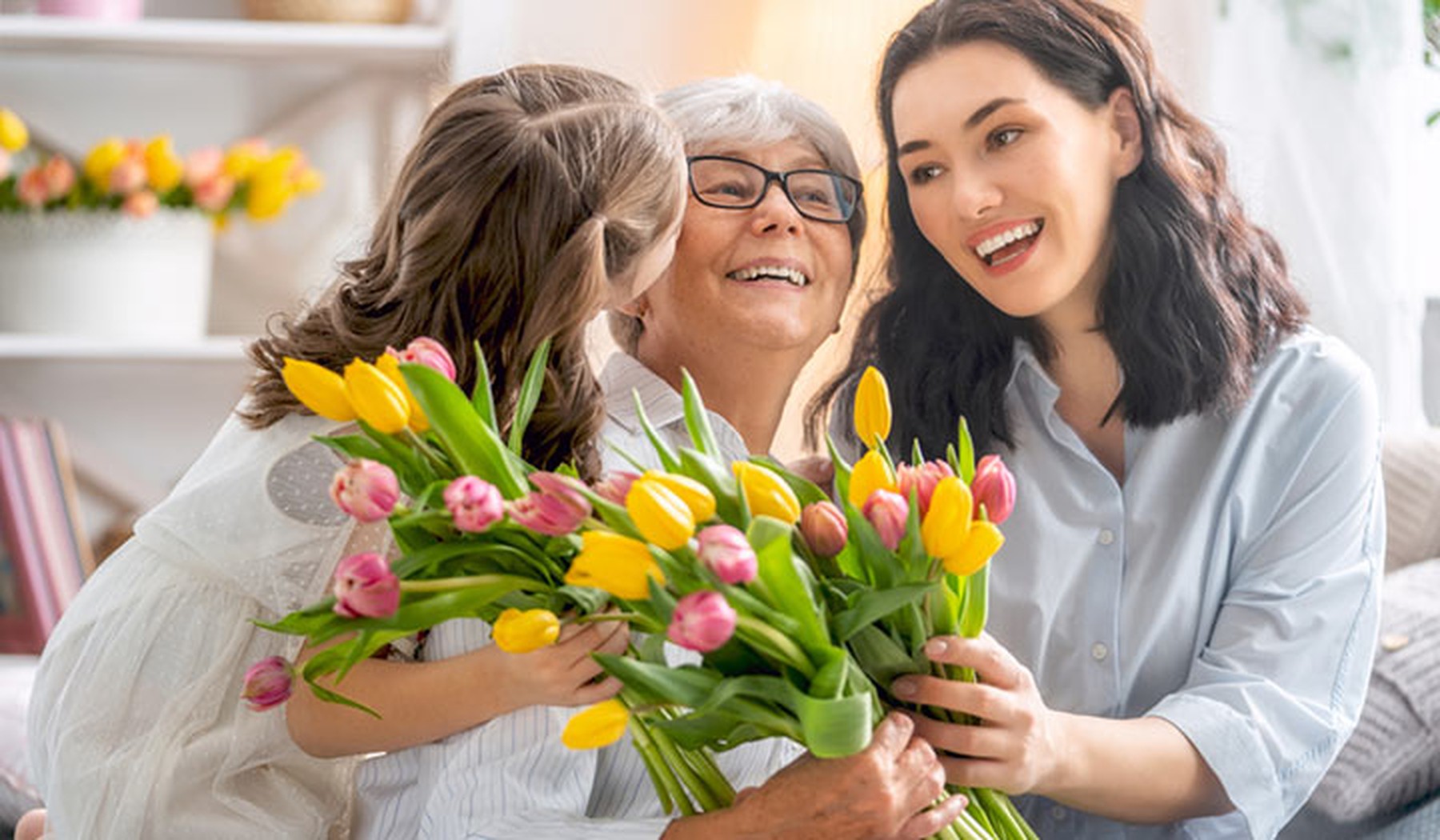 Oma, vrouw en kind met tulpen