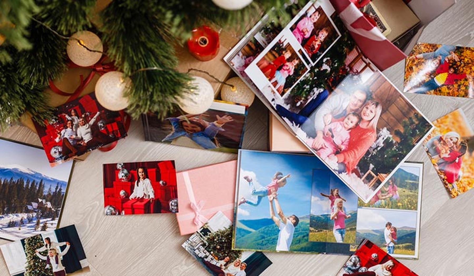 fotoboek en foto's onder kerstboom
