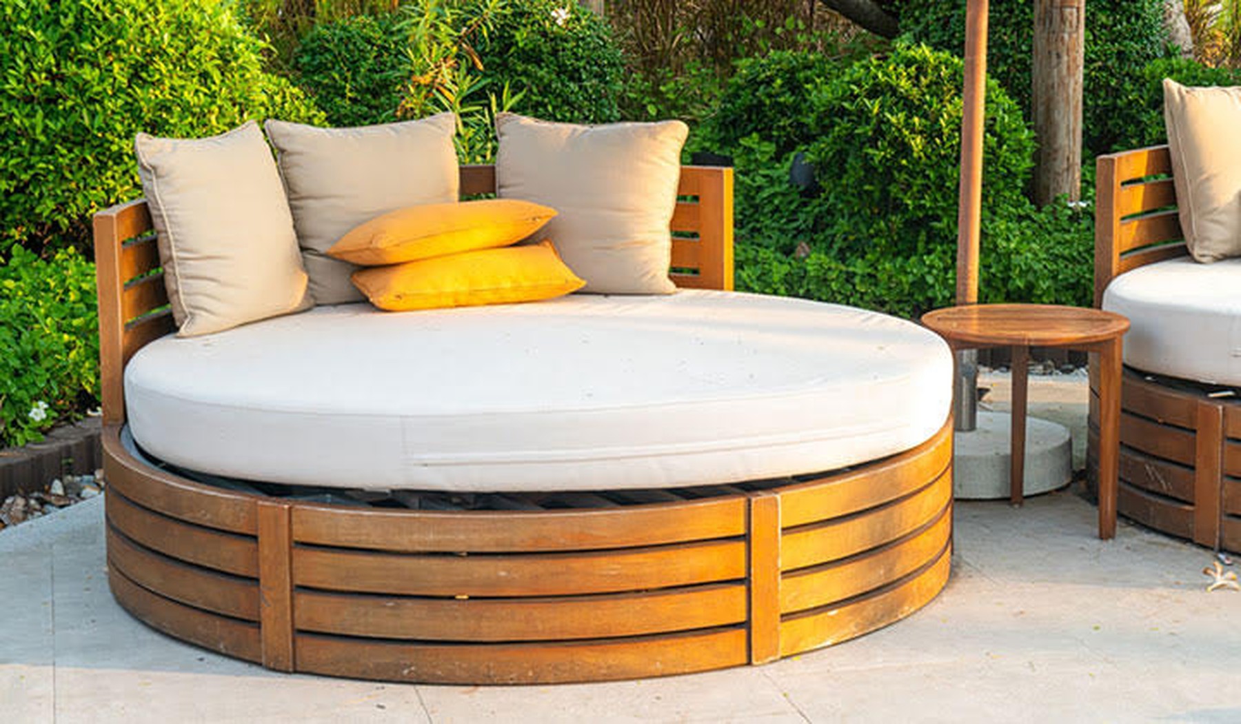 ovalen houten loungebank met kussens