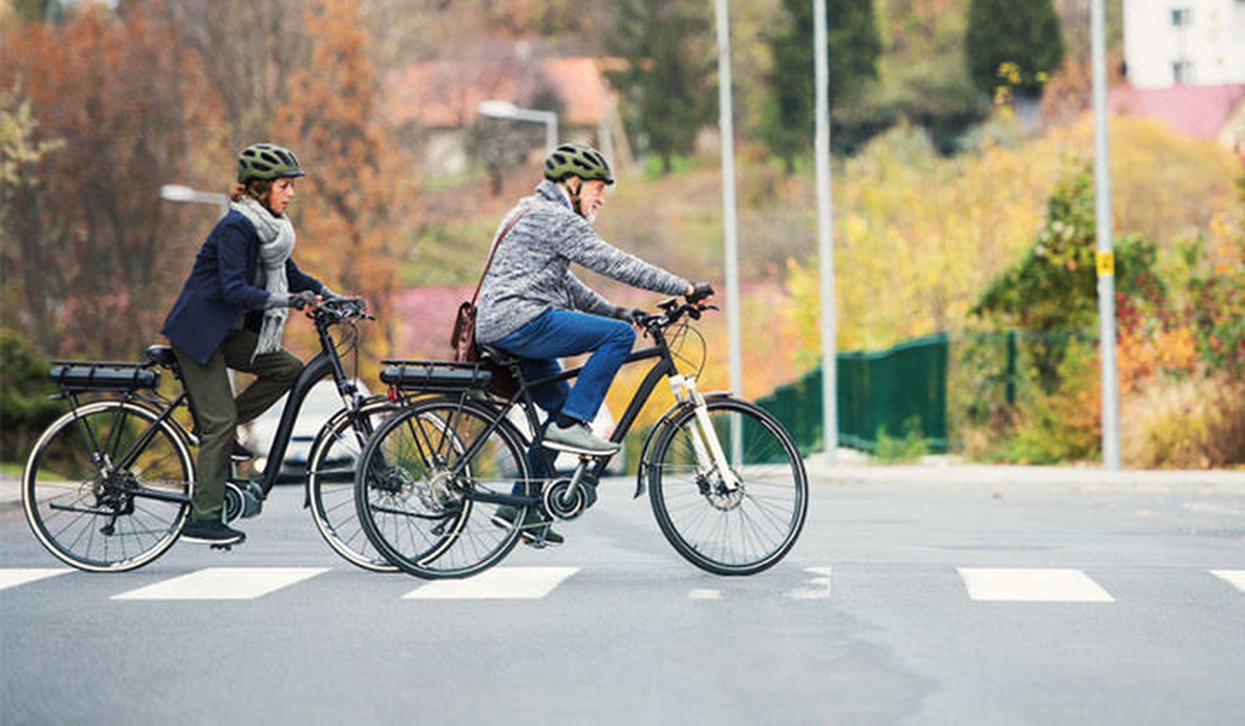 Een senior echtpaar fietsend op hun e-bike
