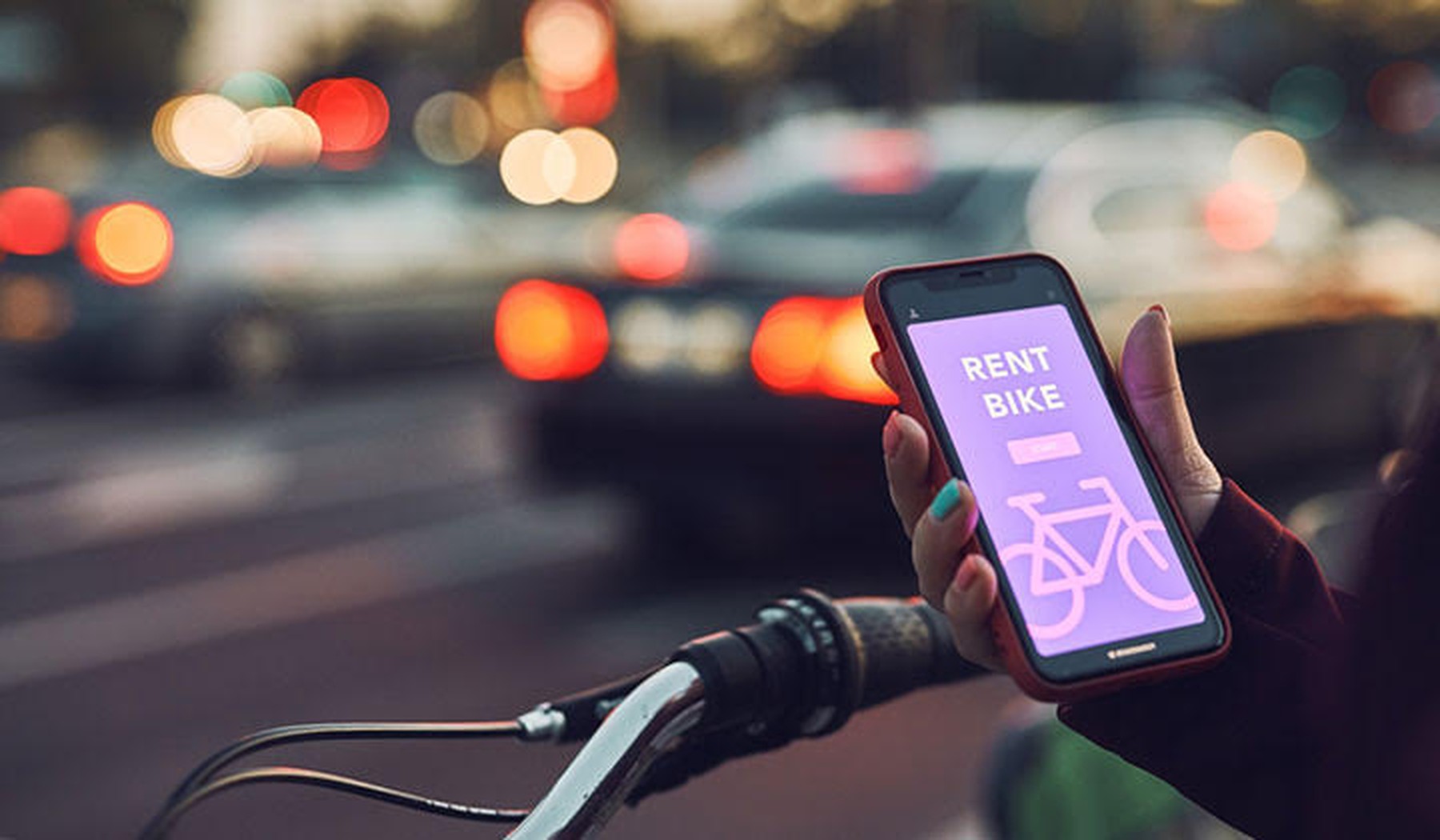 Een mobieltje met een app om een fiets te huren besparen e-bikes