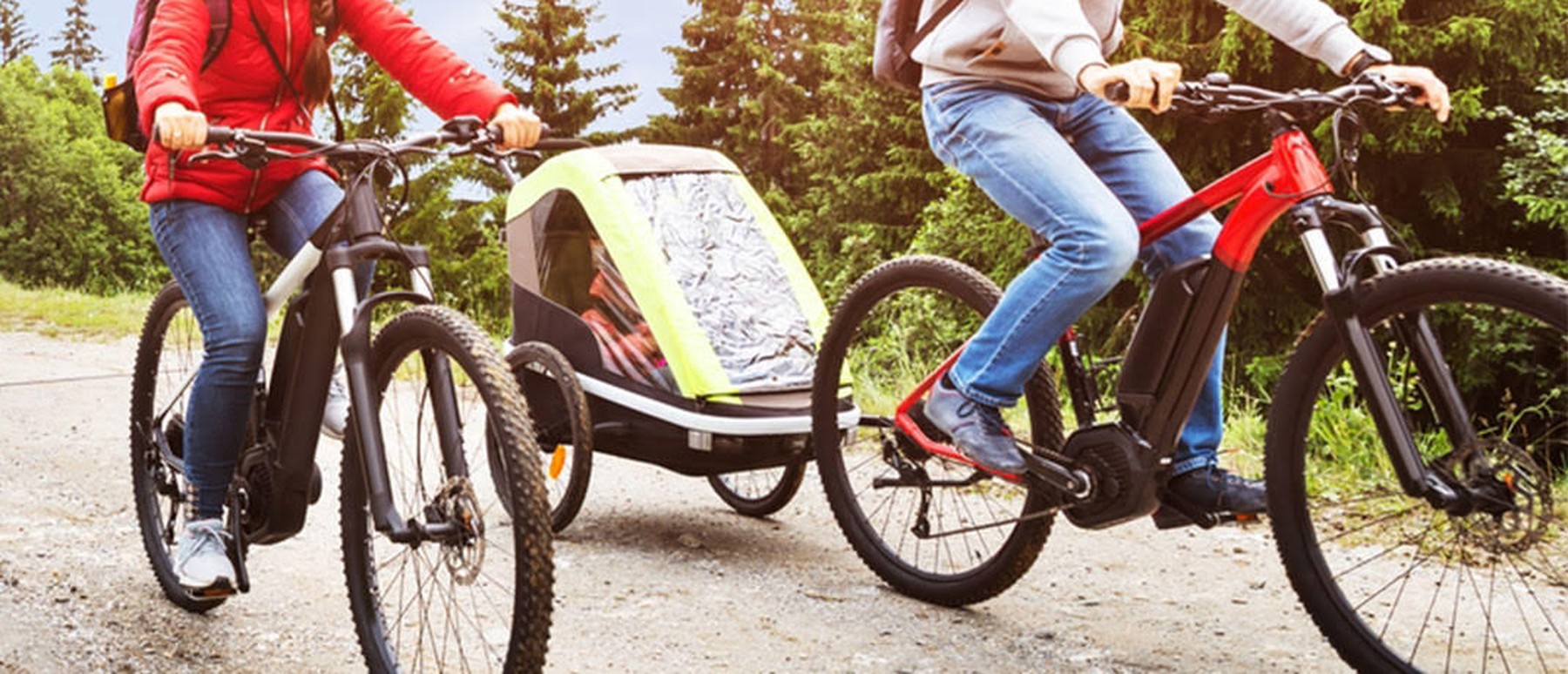 Een stel op elektrische fietsen met een kind in een bakfiets