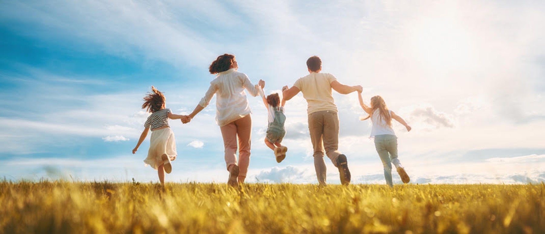 Een gezin lopend in de zon