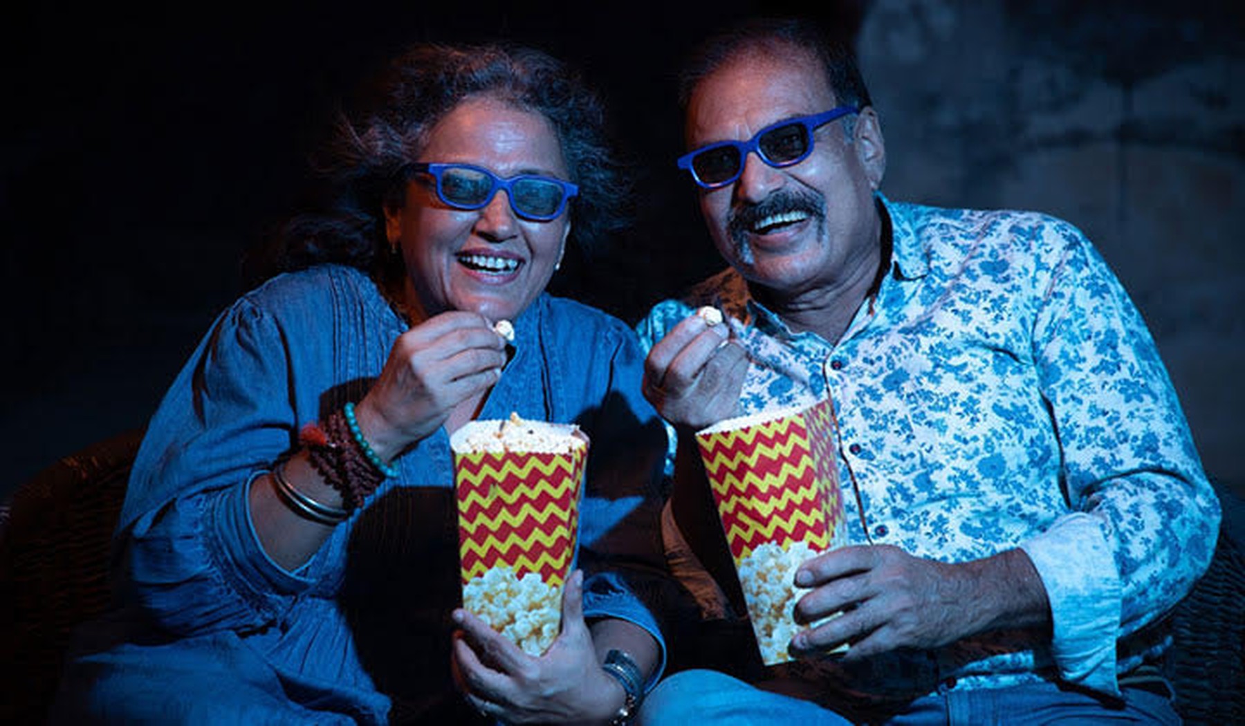 Een echtpaar met popcorn in de bioscoop